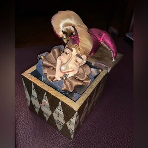 Vtg JESTER JACK IN THE BOX w/Sheet Music & Gold Leaf Harlequin Design Pattern
